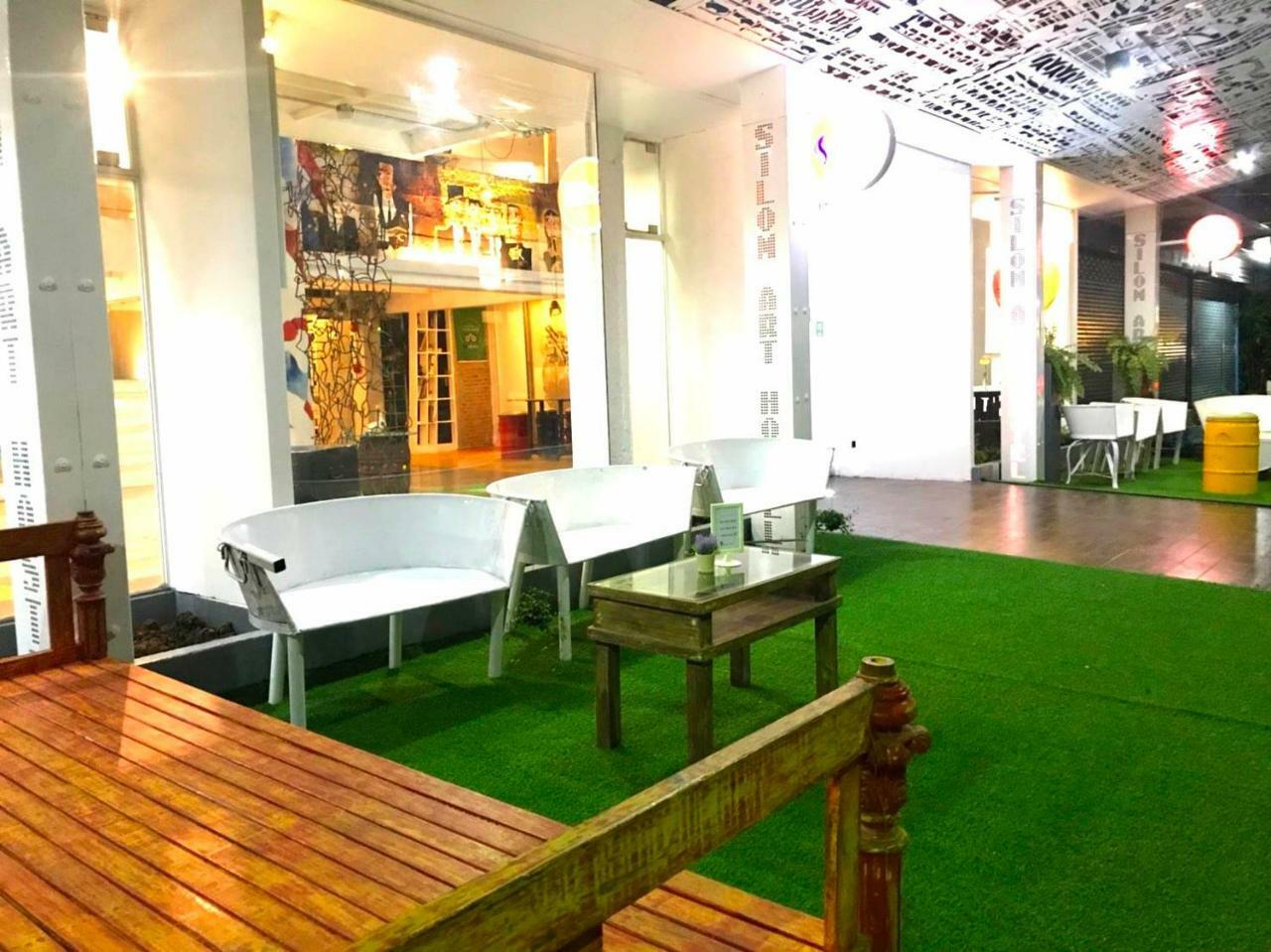 Silom Art Hostel Bangkok Eksteriør billede